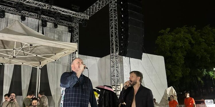¡Con todo y lluvia! Sin Bandera ofrece concierto en Culiacán