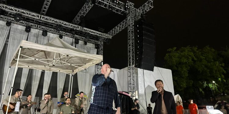 ¡Con todo y lluvia! Sin Bandera ofrece concierto en Culiacán