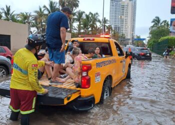 Protección Civil Estatal realiza actividades de rescate y apoyo a ciudadanos de la zona sur de de Sinaloa debido a las fuertes lluvias