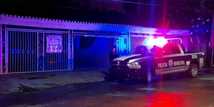 Mujer es atacada a cuchilladas en Villa Universidad; está grave