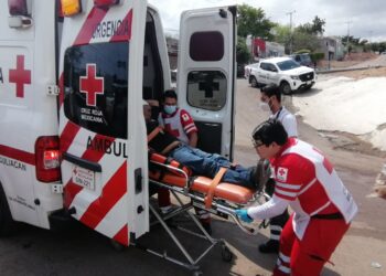 Repartidor de pollos resultó herido en choque de moto y camioneta