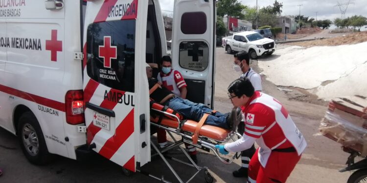 Repartidor de pollos resultó herido en choque de moto y camioneta