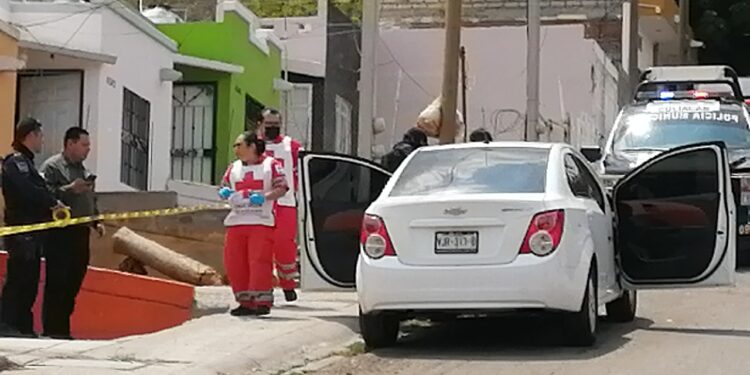 Con un balazo en la cabeza hallan asesinado en su auto a joven Villas del Río