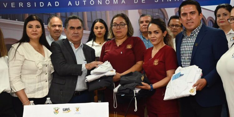 Con la pertinencia del Nuevo Modelo Educativo, el Rector entrega uniformes a más de mil 700 trabajadores del SUNTUAS, Sección Académicos