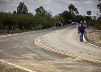 Inaugura Rocha carretera a 7 Ejidos en Sinaloa municipio