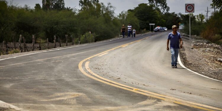 Inaugura Rocha carretera a 7 Ejidos en Sinaloa municipio
