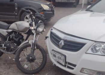 Lesionado resulta joven al chocar su moto contra un automóvil