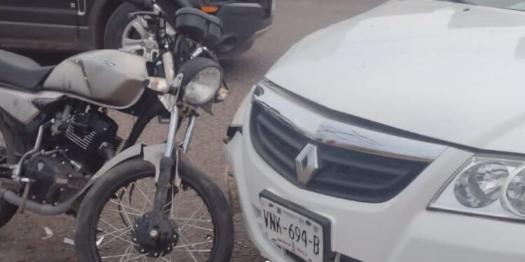 Lesionado resulta joven al chocar su moto contra un automóvil