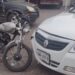 Lesionado resulta joven al chocar su moto contra un automóvil