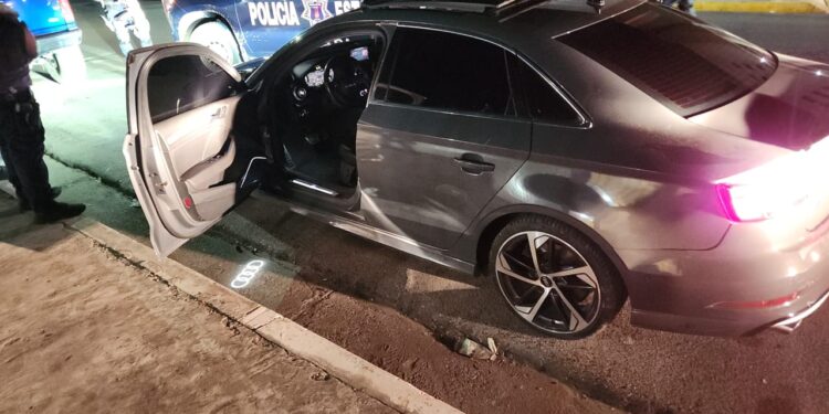 Grupo Élite, recupera vehículo con reporte de robo que circulaba con placas sobrepuestas