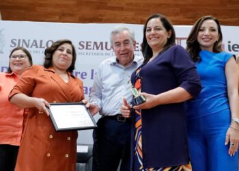 Rocha participa en la conmemoración de los 70 años del voto de la mujer en México