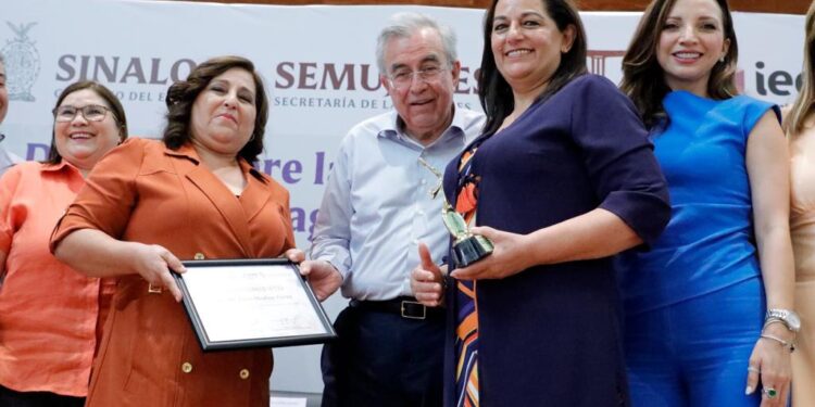 Rocha participa en la conmemoración de los 70 años del voto de la mujer en México
