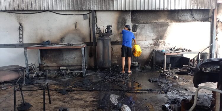 Flamazó en taller daña dos vehículos del Ayuntamiento de Culiacán y otro de  gasera