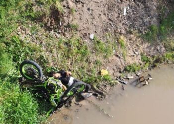 Muere joven motociclista al caer a un sifón en Costa Rica