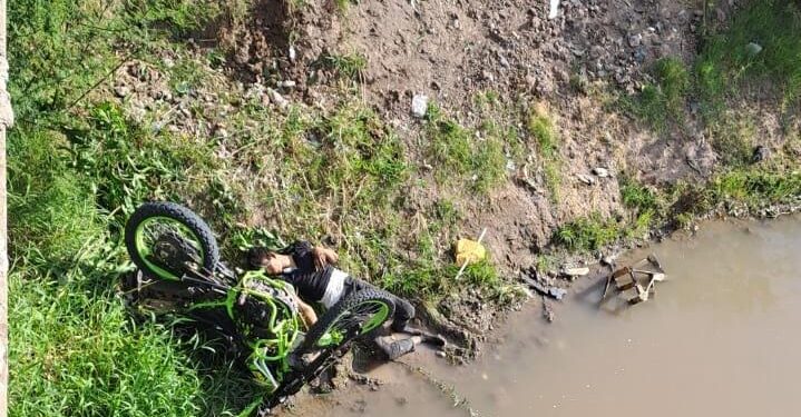 Muere joven motociclista al caer a un sifón en Costa Rica