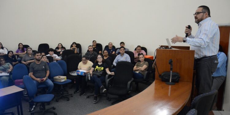 Personal universitario se capacita para la observación de eclipses solares