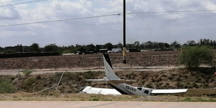 Avioneta Cessna se “despista” en Villa Juárez; el piloto resulta ileso