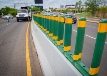 Continúan mejoras a movilidad urbana con instalación de reflectantes en bulevar Pedro Infante