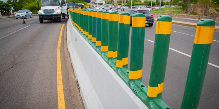 Continúan mejoras a movilidad urbana con instalación de reflectantes en bulevar Pedro Infante