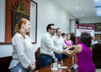 Juan de Dios Gámez entrega primas de antigüedad a jubilados sindicalizados