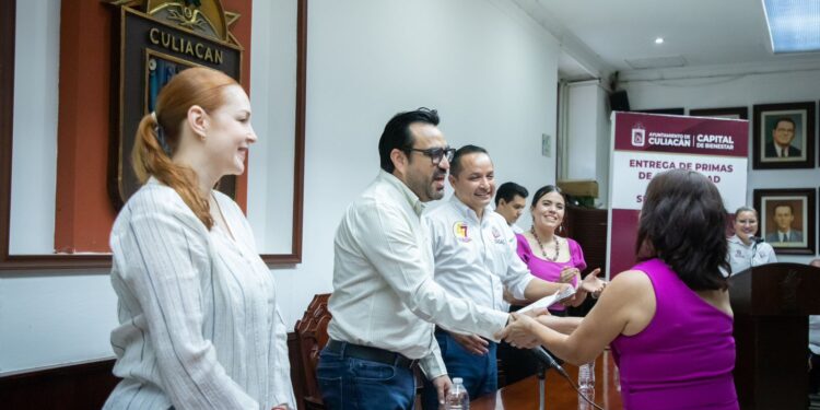 Juan de Dios Gámez entrega primas de antigüedad a jubilados sindicalizados