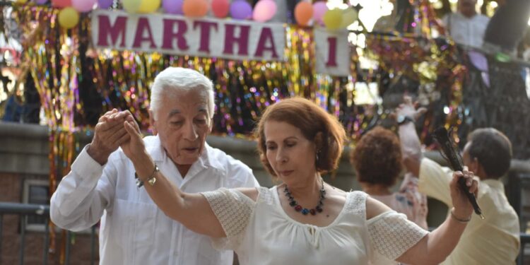 Festejan 23 años de las “Tardes de Danzón” en la plazuela Obregón