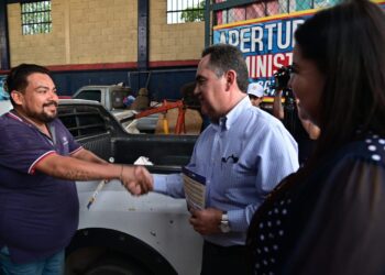 Encabezados por el Rector Jesús Madueña, miles de universitarios visitan casa por casa en defensa de la Autonomía Universitaria