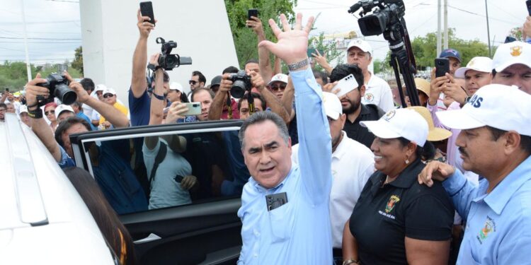 Respaldado por miles de universitarios, acude Rector ante el juez; reconoce la Fiscalía no haber entregado el expediente a la UAS y la audiencia se difiere