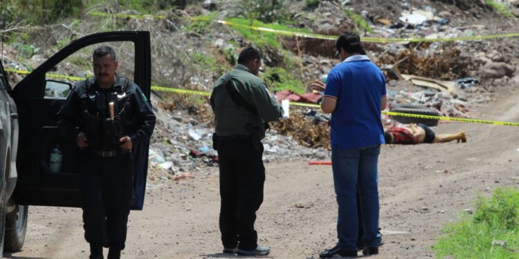 Hallan esposado, torturado y sin vida a joven a un costado de Alturas del Sur
