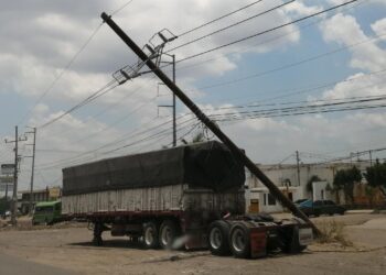 Tráiler derriba tres postes y cableado eléctrico en “La Costerita”