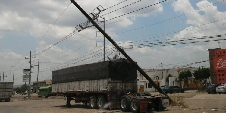 Tráiler derriba tres postes y cableado eléctrico en “La Costerita”