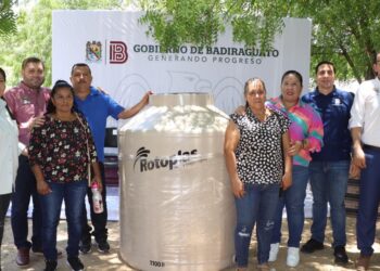 Alcalde de Badiraguato entrega tinacos a familias de la sindicatura de Otatillos