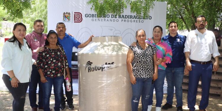 Alcalde de Badiraguato entrega tinacos a familias de la sindicatura de Otatillos