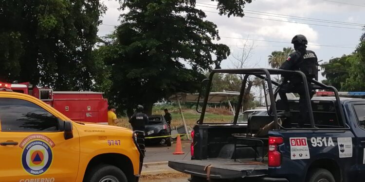 Muere enfermero del ISSSTE durante choque y volcadura en Navolato