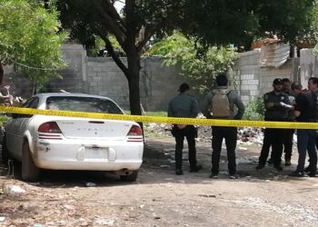 Mecánico y cliente salen mal; atacan a balazos su automóvil