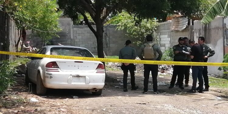 Mecánico y cliente salen mal; atacan a balazos su automóvil