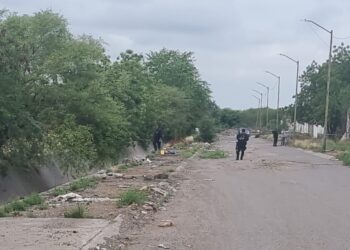 Ejecutado a balazos aparece un joven y con un letrero que decia: “Nomás por bonitos están apareciendo: Por ratas”