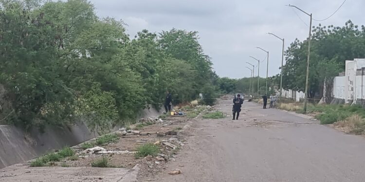 Ejecutado a balazos aparece un joven y con un letrero que decia: “Nomás por bonitos están apareciendo: Por ratas”