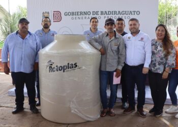 Familias de la sierra de Soyatita son beneficiadas con tinacos; alcalde de Badiraguato visita la comunidad