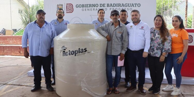 Familias de la sierra de Soyatita son beneficiadas con tinacos; alcalde de Badiraguato visita la comunidad