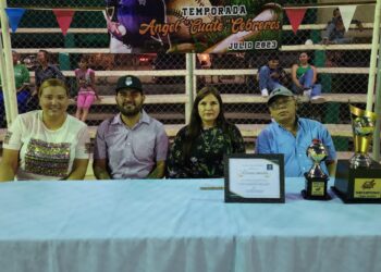 Victoria Sánchez lanza la primera bola de la Temporada de Softbol en Aguaruto