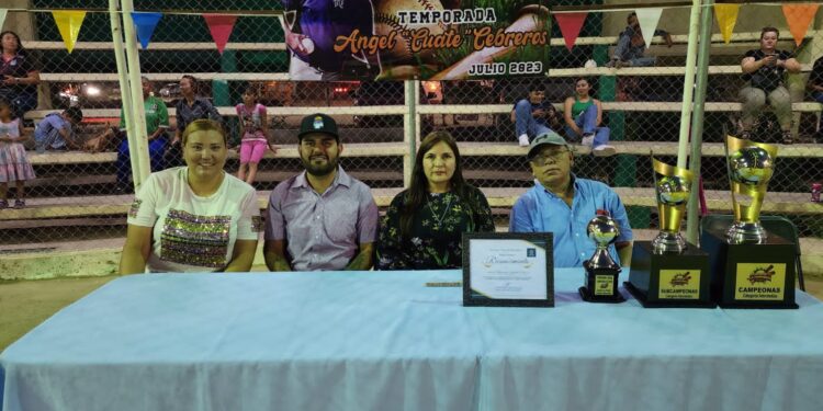 Victoria Sánchez lanza la primera bola de la Temporada de Softbol en Aguaruto