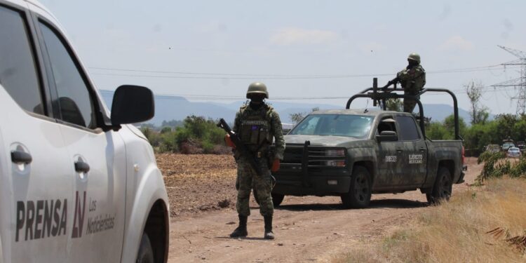 Localizan a dos hombres sin vida a espaldas de la planta de Bachoco; uno de ellos fue asesinado a balazos