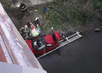 Dos jóvenes caen a canal con todo y auto; ambos sufren heridas graves