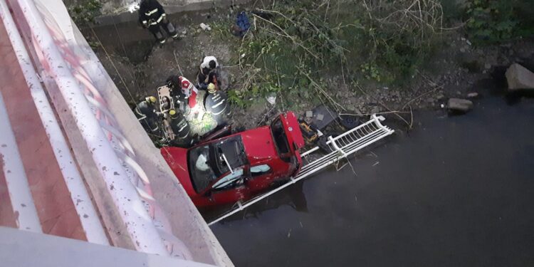 Dos jóvenes caen a canal con todo y auto; ambos sufren heridas graves