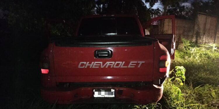 Policías resguarda a mujer con su hijo tras ser privados de la libertad por la ex pareja