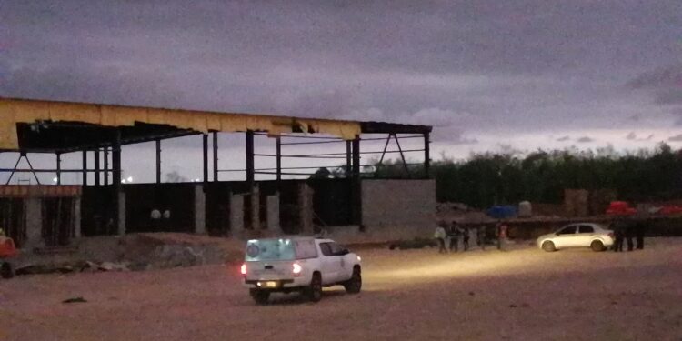 Muere un trabajador de la construcción tras caer del techo de una bodega