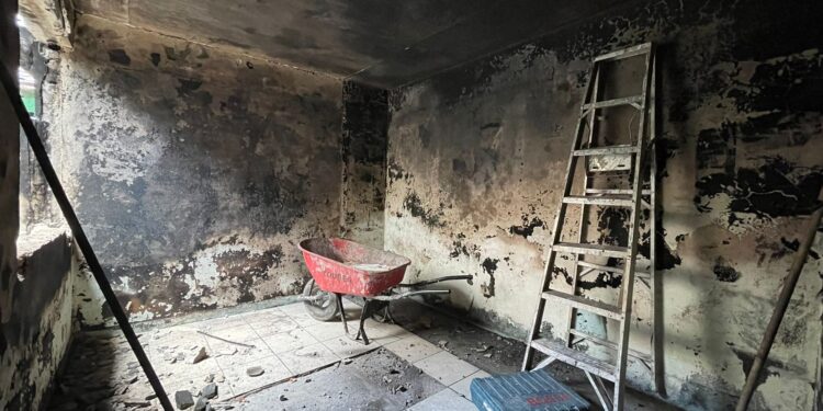 Apoyos DIF Bienestar llegan a familia que tras impacto de un rayo perdió su casa