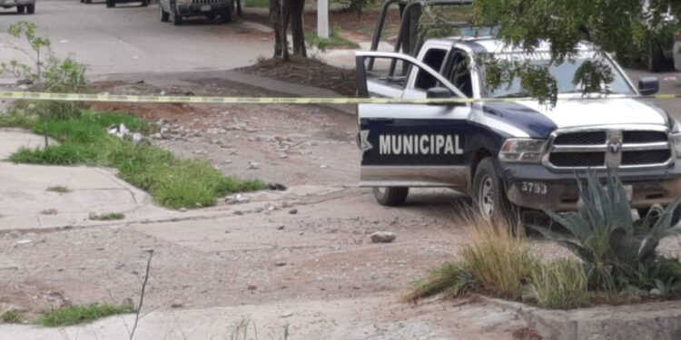 Asesinos tiran cadáver de un hombre en el canal de aguas pluviales de Colinas del Bosque