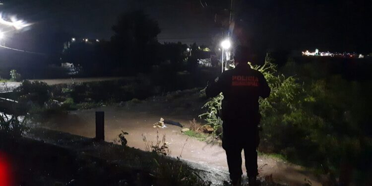 Hallan a otro hombre ejecutado junto a decenas de pastillas de Fentanilo